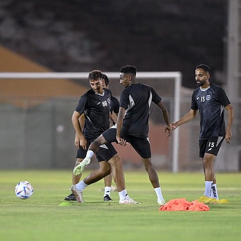 لاعبو الشباب يؤدون التدريبات الجماعية