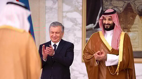 الأمير محمد بن سلمان ورئيس أوزبكستان أثناء تبادل الاتفاقيات