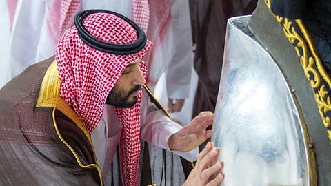 مشاركة ولي العهد الأمير محمد بن سلمان في غسل الكعبة المشرفة