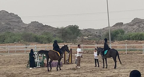 بالصور.. إقبال كبير من السيدات على رياضة الفروسية وركوب الخيل بالعارضة