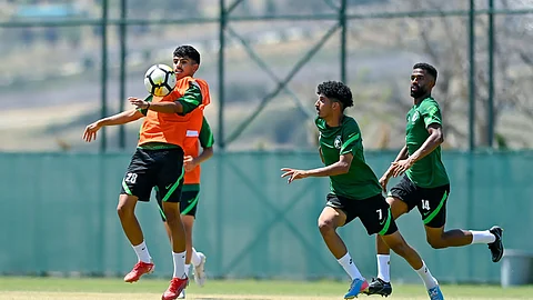 لاعبو المنتخب السعودي الأولمبي يؤدون التدريبات الجماعية