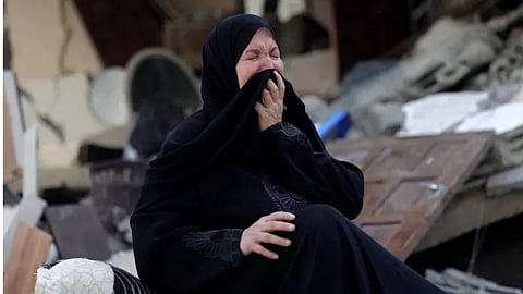 سيدة فلسطينية تبكي على أنقاض بيتها