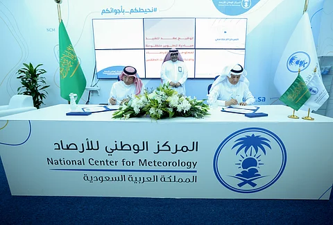 وزير البيئة يتفقد غرفة عمليات برنامج "استمطار السحب" بأرصاد جدة