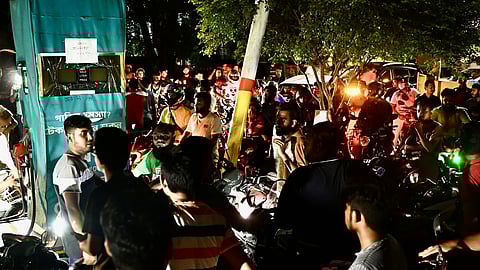 بنغلاديش.. الآلاف يتوافدون على محطات الوقود قبل رفع الأسعار