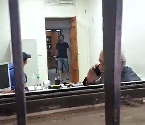 مسلح يحتجز مواطنين وموظفين داخل بنك في بيروت