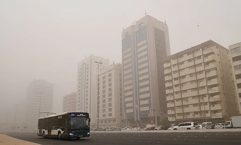 سحب الغبار الأصفر.. عاصفة ترابية جديدة تضرب الإمارات وتحذير من أمطار غزيرة لاحقة