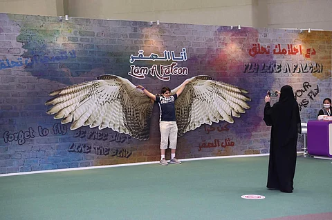 الخلفيات التعليمية لحياة الصقور وبيئتها تجذب الأطفال