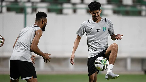 لاعبو الأهلي يؤدون التدريبات