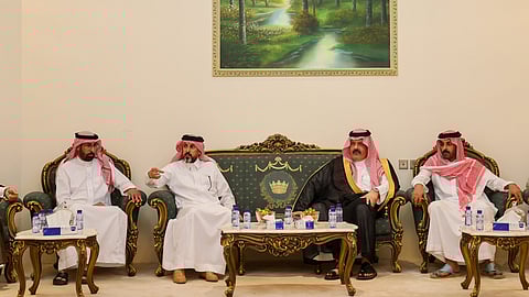 الأمير عبدالعزيز بن سعد يقدم واجب العزاء