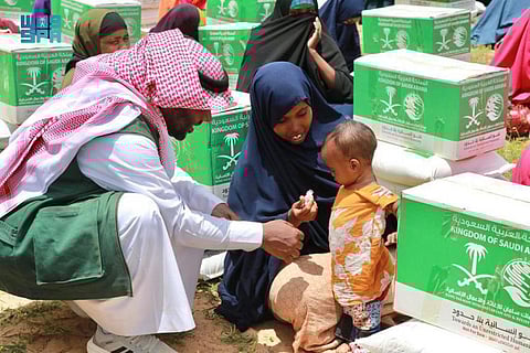 "إغاثي" الملك.. سلال غذائية للنازحين بالصومال والسودان وبرنامج لمكافحة العمى في إريتريا وبنجلاديش