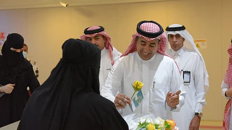 عبدالله السبّاعي خلال تجوله في أجنحة مركز التنمية