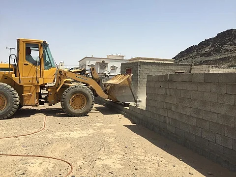 الآليات تزيل العشوائيات ببيشة