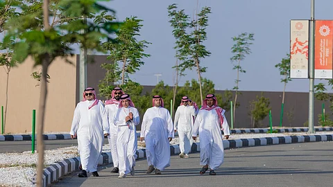 استعدادًا للسباق النهائي.. " فهد بن جلوي" يتفقد ميدان سباق الهجن بالطائف