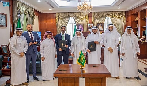 جانب من مراسم توقيع عقد الرعاية الصحية