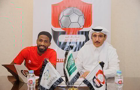 الرائد يجدد عقد عوض خميس