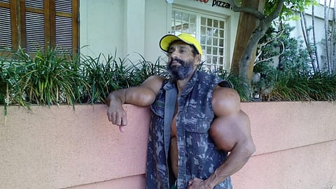 بعد تحذيرات كثيرة.. حقنة زيت عضلات تنهي حياة "الهلْك" عملاق البرازيل