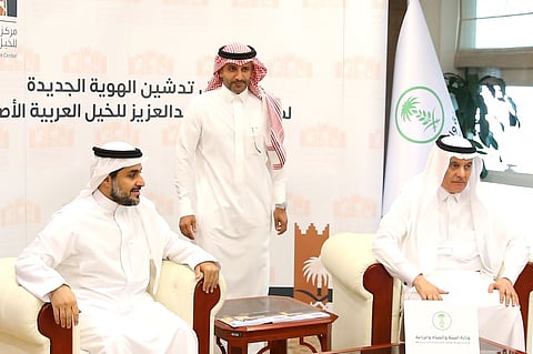 وزير البيئة يدشن الهوية الجديدة لمركز الملك عبدالعزيز للخيل العربية الأصيلة