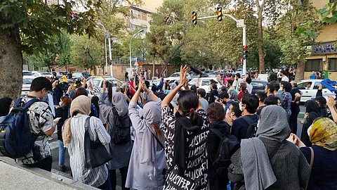 رقعة الاحتجاجات تتوسّع والدعم الدولي حاضر.. تضامن عالمي وضغوط ضد حجب الإنترنت بإيران