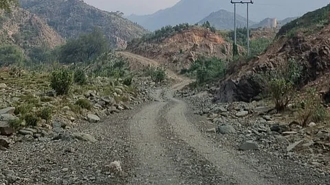الطريق المؤدي إلى قرية الحورة