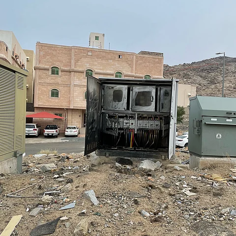 "سبق" ترصد غرفة كهرباء بالشرائع تشكّل خطرًا على المارّة والأطفال