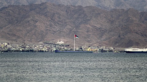 دنت من "المرجان".. جنوح باخرة على شاطئ بالعقبة وحجزها للكشف