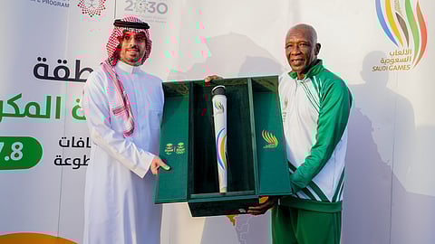 الأمير سعود بن عبدالله أثناء تسلمه الشعلة