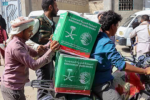 "إغاثي الملك" يوزع أكثر من 297 طناً من السلال الغذائية بمأرب اليمنية
