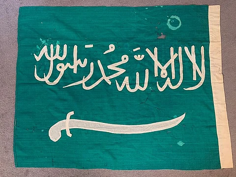 علَم المملكة.. شاهد قصة أقدم علَم سعودي يعود لفترة الملك المؤسس في تبوك