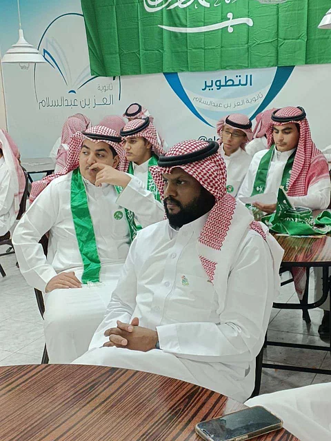 "ثانوية العز بن عبدالسلام" بالرياض تشارك طلابها الاحتفال باليوم الوطني الـ92