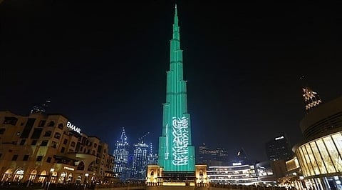 برج خليفة بالامارات يتوشح براية التوحيد احتفالًا باليوم الوطني 92 السعودي