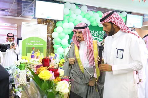 محافظ وادي الدواسر يشارك المرضى المنومين فرحة اليوم الوطني 92