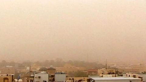 موجة غبار مصحوبة برياح قوية تجتاح جازان