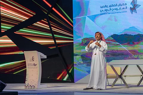 الندوات العلمية تتمحور حول الصقور وطرق العناية بها وتغذيتها