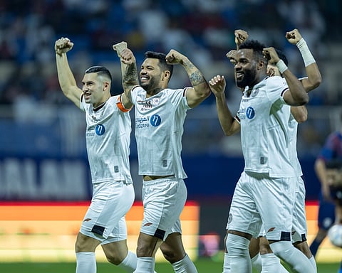 فرحة لاعبي الشباب بهدف الفوز على العدالة