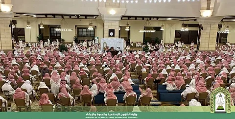 شاهد.. جامع الراجحي بالرياض يكتظ بأكبر تجمع لمنسوبي المساجد في ندوة اليوم الوطني