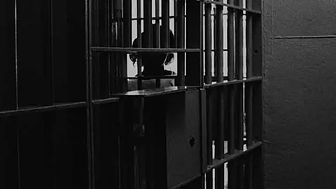 حماقة حارس تمكّن 145 سجينة من الفرار من سجن للنساء