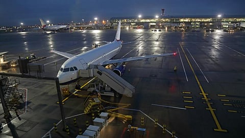 حادث تصادم بين طائرة كورية جنوبية وأخرى أيسلندية في مطار هيثرو.. لا إصابات