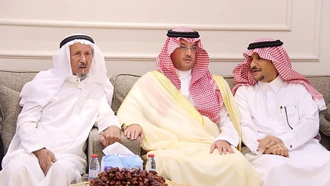 الأمير سعود بن طلال يقدم التعزية لعائلة "الكليب"