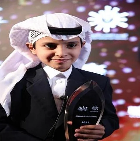 عبدالله الخمعلي موهبة نادرة تتسم بالجرأة والحضور في إلقاء الشعر