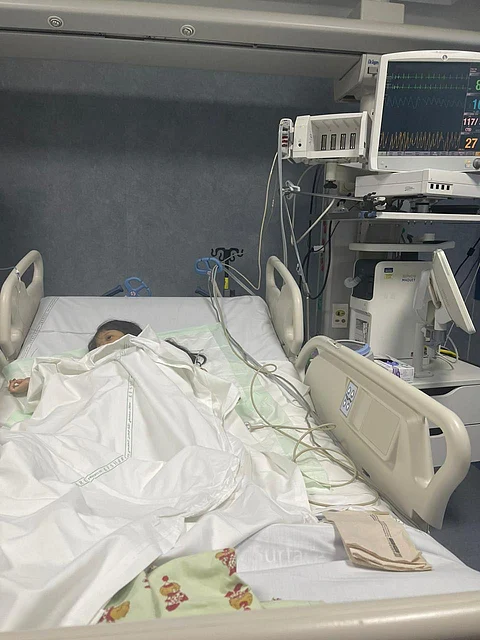 تلف كبدها ولا مفر من متبرع.. استغاثة من مواطن لإنقاذ طفلته