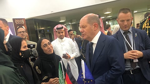 مستشار الاتحاد الألماني أولاف شولتس خلال زيارته مركز الجفالي بجدة