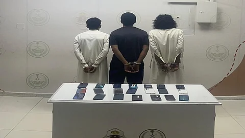 "شرطةُ الرياض" تطيح بـ3 مقيمين لسرقتهم 26 هاتفًا متنقلاً من محل تجاري