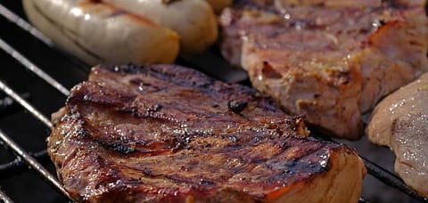 وجود مسرطنات عديدة في اللحوم والدهون المحترقة