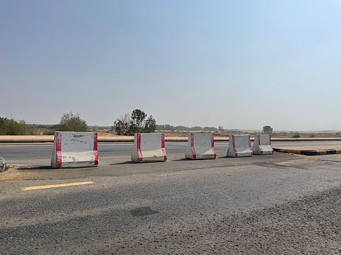 مواطنون: بلدية الموسم أقفلت "فتحات دوران" وتركت فتحات خطيرة على الطريق العام!