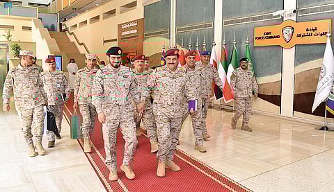 وزير الدفاع اليمني يزور قيادة القوات المشتركة لتحالف دعم الشرعية