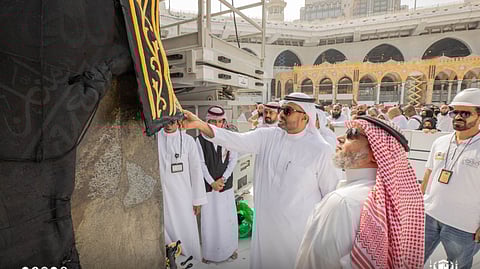 أمجد الحازمي وفيصل مدني يشرفان على صيانة كسوة الكعبة المشرفة
