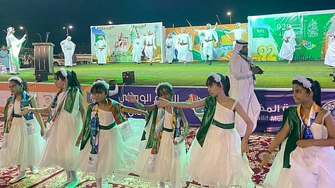 أهالي المظيلف يحتفلون باليوم الوطني باستعراض الخيول العربية والألعاب النارية