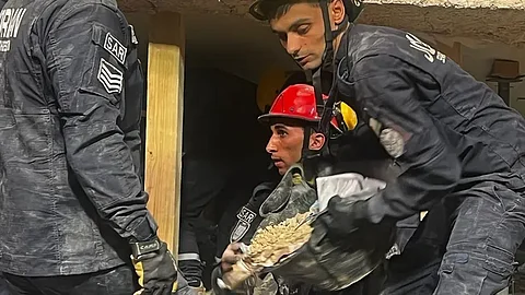 من موقع المبنى المنهار