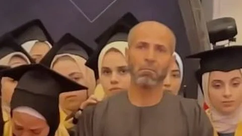 أب يتسلّم شهادة ودرعاً لابنته المتوفاة في حفل تخرُّج دفعتها