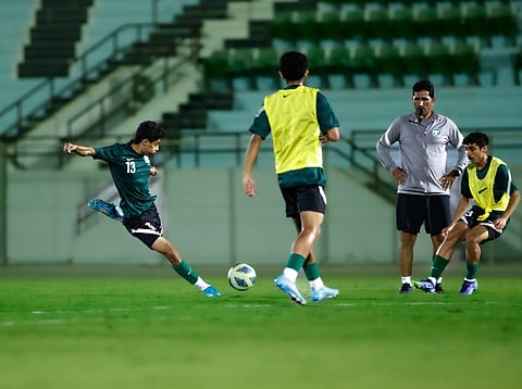 ناشئون المنتخب السعودي أثناء التدريبات الجماعية بمعكسر الدمام